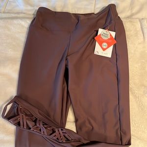 Crop leggings with crisscross design on bottom